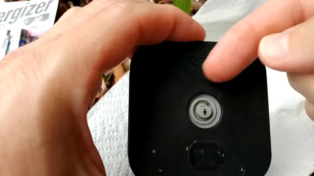 Closing the battery compartment and securing the cover
