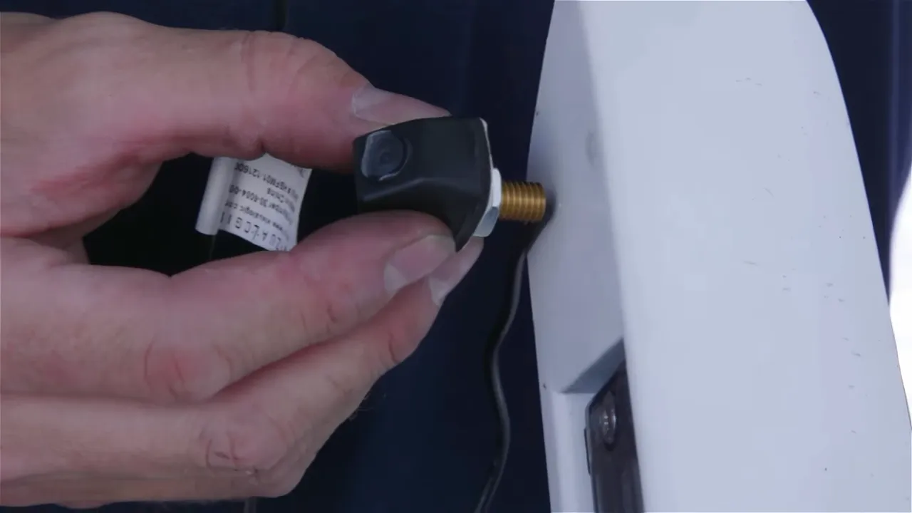 Identifying the reverse light wires in the vehicle