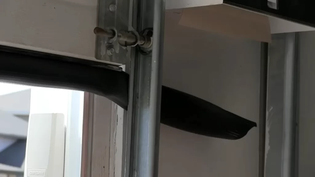 Cutting the seal to the correct size