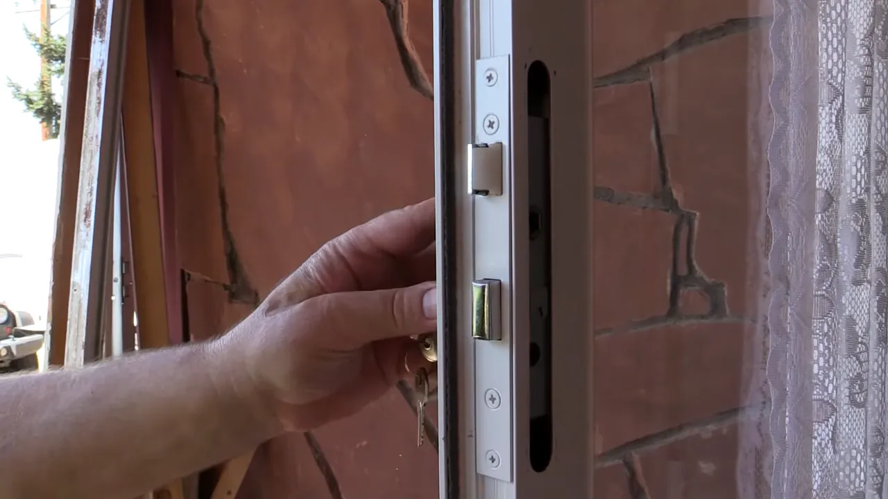 Factors to Consider When Selecting a Storm Door Handle With Lock