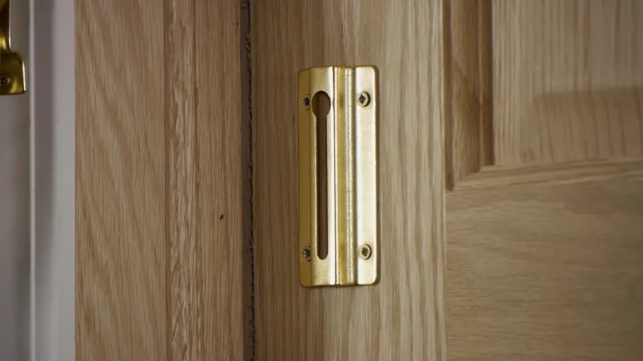 Factors to consider when selecting a door chain
