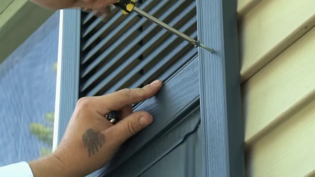 Ensure that the hinges are aligned with each other