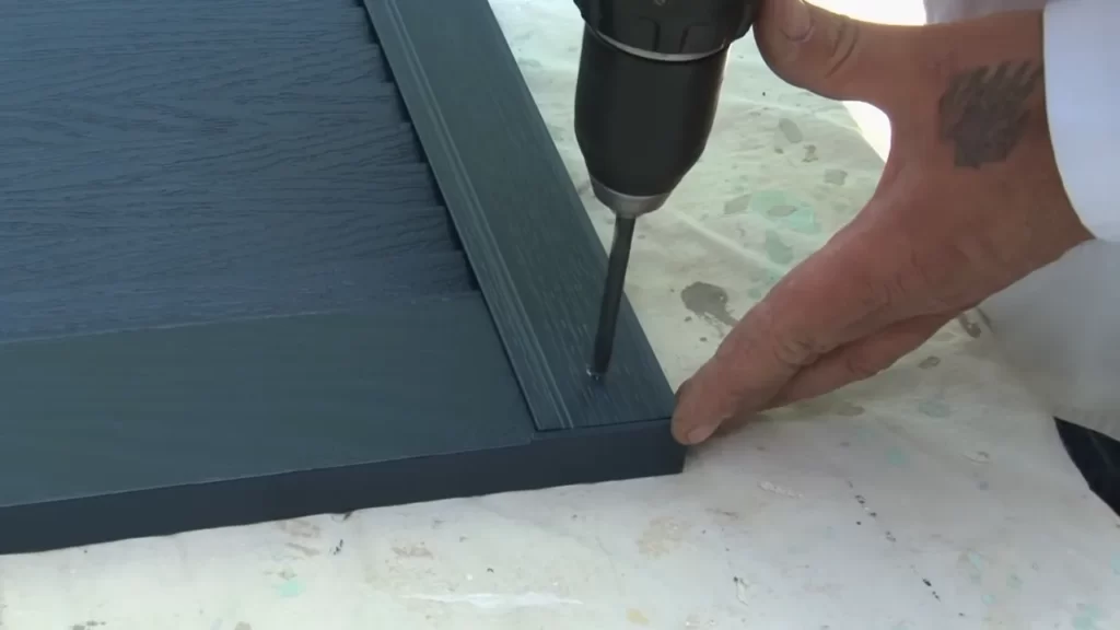 Ensure that the hinges are aligned with each other